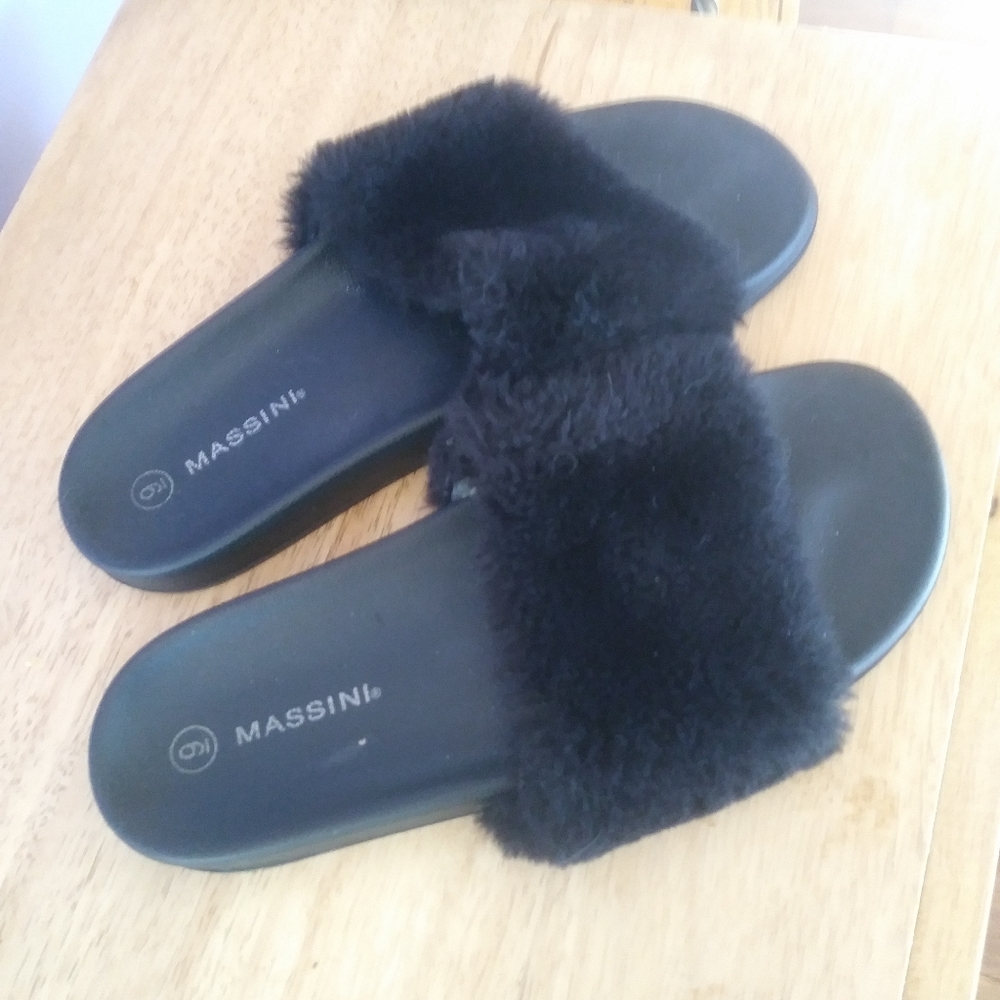 3/$30    Massini Black Slippers